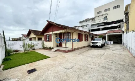Casa com 3 quartos à venda na Rua Elesbão Pinto da Luz, 1145, Jardim Atlântico, Florianópolis por R$ 800.000