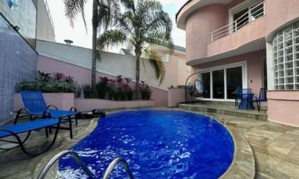 CASA EM COND. FECHADO A VENDA EM SBC, 05 SUÍTES, ÁREA GOURMET, PISCINA !!