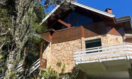 LINDO SOBRADO EM CAMPOS DO JORDÃO, 05 VAGAS, ÁREA GOURMET ! ! !