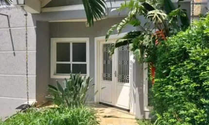 CASA EM COND FECHADO EM ARUÃ, 04 DORMITÓRIOS, 02 SUÍTES, PISCINA, CHURRASQUEIRA, 06 VAGAS !!