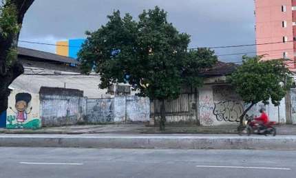 Casa com 5 quartos, Galpões, terreno e estacionamento com 600.00m2