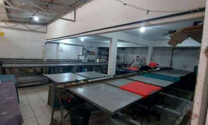 Galpão , escritórios , estacionamento - terreno 550m2 / Construção 400m2