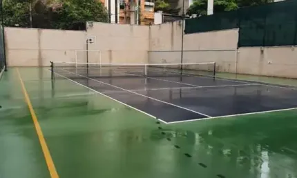225m2, com 4 suites, 4 vagas de garagem , quadra de tênis,  quadra de squash