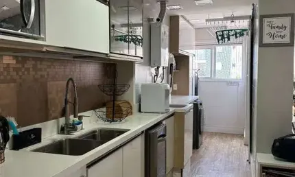 São 92m2, 2 vagas, 3 quartos, 1 suíte mais 2 banheiros, Está muito lindo !!!
