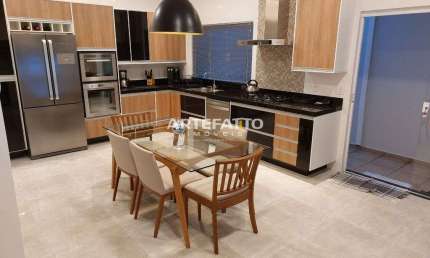 Casa com 3 quartos, 201m², no bairro Prolongamento Jardim Ângela Rosa
