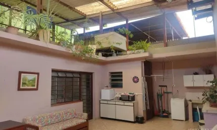 Casa com 250m2 com 2 vagas , edícula , quintal enorme e lavanderia