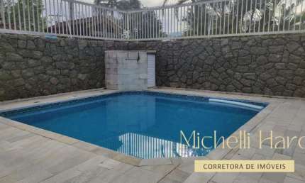 Casa encantadora com piscina em rua tranquila no Parque Viva Mar, em Ubatuba