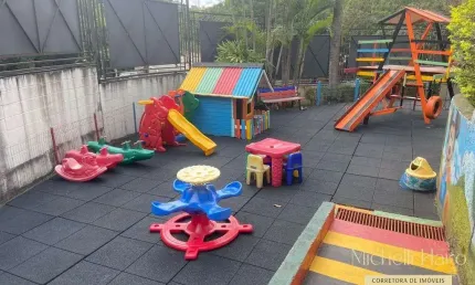 Sobrado em condomínio com 3 dormitórios, toda reformada espaçosa, lazer completo