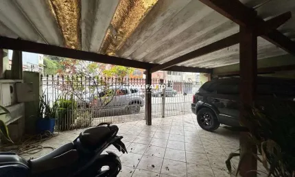 Casa térrea , bem localizada com potencial de reforma