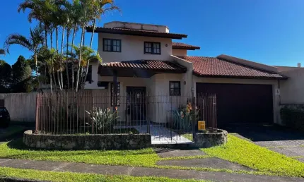 À venda | 297 m², 4 quartos, piscina privativa e 4 vagas de garagem - Córrego Grande, Florianópolis.