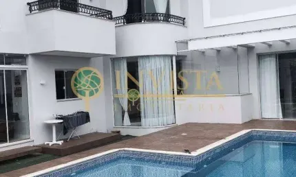 Área externa com piscina, espaço gourmet com churrasqueira, 3 quartos e hidromassagem - À venda no Pantanal.