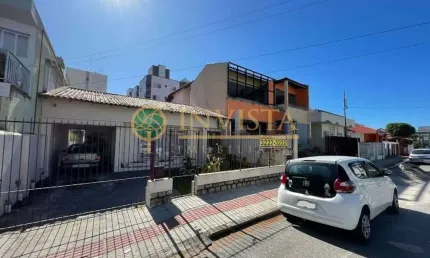 À venda | 190 m², 3 quartos, edícula, churrasqueira e 2 vagas de garagem - Balneário do Estreito, em Florianópolis.