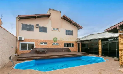 5 quartos, sendo 4 suítes, espaço lazer com piscina e 9 vagas de garagem na praia do campeche - á venda em florianópolis