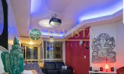 À venda no Centro de Florianópolis! Apartamento com 3 quartos, 2 suítes e 1 vaga de garagem.