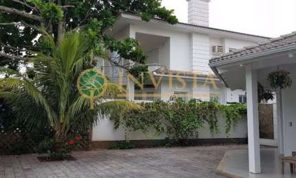 Casa com 4 suítes e 8 vagas de garagem à venda em Jurerê - Florianópolis.