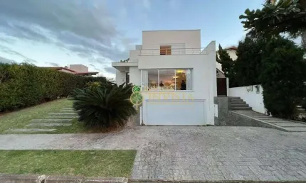 À venda na Praia de Jurerê Internacional! Alto Padrão, piscina privativa, 430m², 4 suítes e 6 vagas de garagem.
