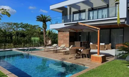 À venda | 600 m², alto padrão, piscina, varanda gourmet, 4 suítes e 4 vagas - praia de jurerê internacional, florianópolis.