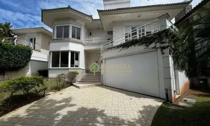 Na praia de jurerê internacional com 5 quartos, sendo 3 suítes e 4 vagas - á venda em florianópolis