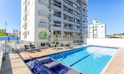 Semi mobiliado, com 2 quartos sendo 1 suíte, sacada com churrasqueira e vista parcial para o mar no Balneário do Estreito