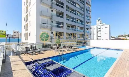 Semi mobiliado, com 2 quartos sendo 1 suíte, sacada com churrasqueira e vista parcial para o mar no balneário do estreito