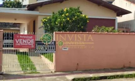 À venda | casa com churrasqueira, edícula e 3 quartos - jardim atlântico, florianópolis.