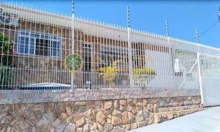 3 quartos sendo 1 suíte, quintal amplo e 3 vagas no Jardim Atlântico - Á venda em Florianópolis