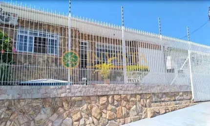 3 quartos sendo 1 suíte, quintal amplo e 3 vagas no Jardim Atlântico - Á venda em Florianópolis