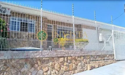 3 quartos sendo 1 suíte, quintal amplo e 3 vagas no Jardim Atlântico - Á venda em Florianópolis