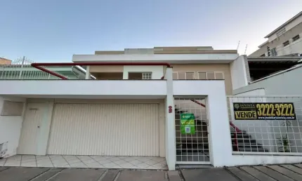 À venda | 417 m², Viabilidade Residencial e Comercial, 4 quartos, Edícula e 4 vagas - Estreto, em Florianópolis.