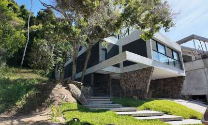 À venda | Condomínio Fechado, 362 m², terraço com vista Mar, 3 suítes e 4 vagas de garagem - Praia de Canajurê, em Florianópolis.