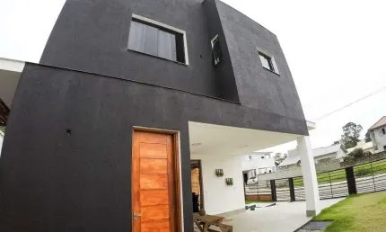 À venda | Condomínio Fechado, Piscina Privativa, 240 m², 4 quartos e 2 vagas - Canasvieiras, em Florianópolis.
