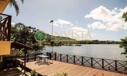 De frente para lagoa da conceição, área gourmet com deck e churrasqueira, 3 quartos e hidromassagem - à venda.