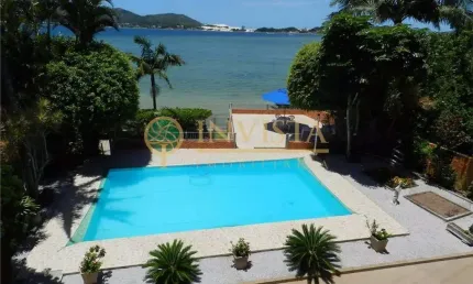 À venda | Casa com piscina, 7 quartos sendo 2 suítes, hidromassagem e sacada - Lagoa da Conceição, em Florianópolis.