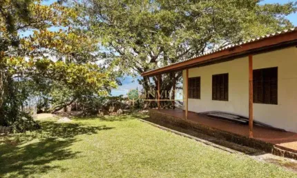 Pé na areia com praia particular, 3 quartos e 10 vagas no ribeirão da ilha - á venda em florianópolis