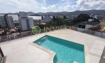 Alto padrão com espaço gourmet e piscina, vista mar e 3 suítes à venda na Agronômica.