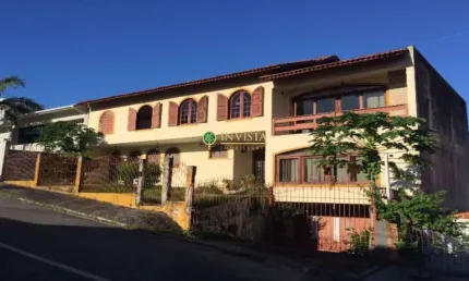 Próximo à academia Academia Smart Fit, com 4 quartos e 2 vagas. Á venda em Coqueiros - Florianópolis