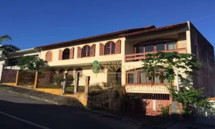 Próximo à academia academia smart fit, com 4 quartos e 2 vagas. á venda em coqueiros - florianópolis