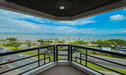Frente Mar, 3 quartos, sendo 1 suíte e 2 Demi suítes  na Agronômica - Á venda em Florianópolis