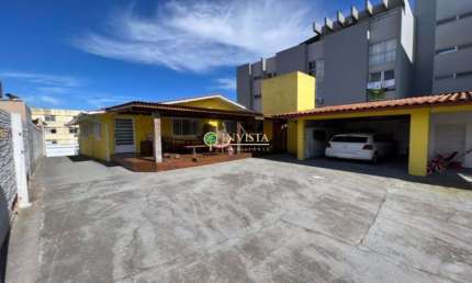 À venda em Coqueiros! 700m², 3 quartos e área externa com churrasqueira