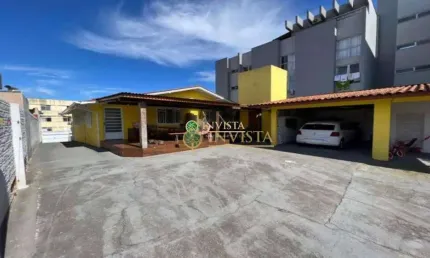 À venda em coqueiros! 700m², 3 quartos e área externa com churrasqueira
