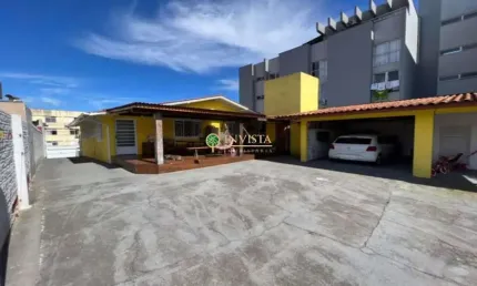 À venda em coqueiros! 700m², 3 quartos e área externa com churrasqueira