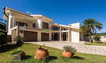 À venda | 323 m², Área gourmet com piscina e churrasqueira, 5 quartos e hidromassagem - Itacorubi, em Florianópolis.