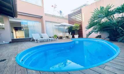 À venda no João Paulo! Casa com 4 suítes, piscina e 3 vagas de garagem.