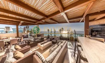 À venda | Frente Mar, Duplex, 505 m², área gourmet, 3 suítes e 5 vagas de garagem - João Paulo, em Florianópolis.