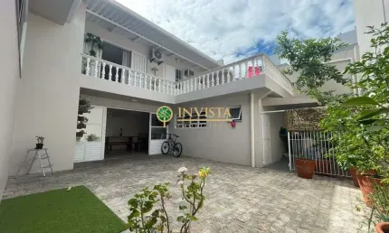 À venda | 231 m², Semi mobiliado, Terraço privativo, 4 quartos e 3 vagas - Canto, em Florianópolis.