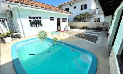 À venda no bairro Flor de Nápoles! Piscina privativa, 3 quartos, edícula e área com churrasqueira.