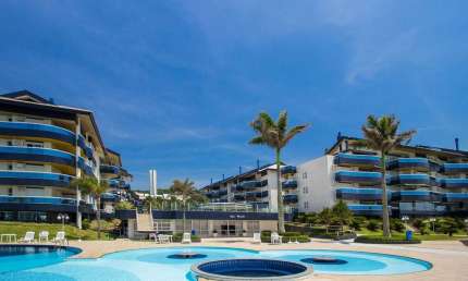 Sacada com churrasqueira, vista mar e 3 vagas à venda em condomínio Clube na Praia Brava.