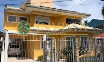 À venda no monte verde! casa de 2 pavimentos com 3 quartos e edícula.