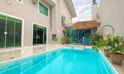 À venda no bairro Estreito! Piscina privativa, 239m² construídos, 4 quartos e 1 vaga de garagem.