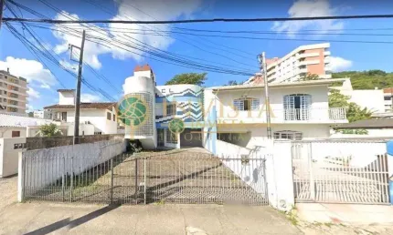 Próximo ao centro da cidade, prédio comercial com 3 salas e 5 vagas